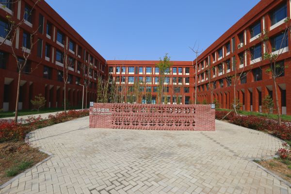 責(zé)任傾注教育，奉獻(xiàn)追逐夢想——石家莊財(cái)經(jīng)商貿(mào)學(xué)校何曉金事跡材料