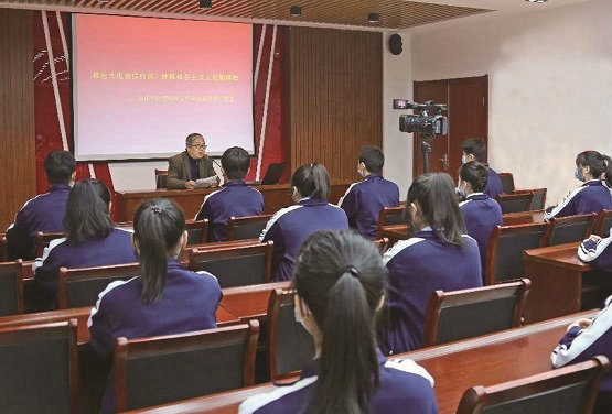 推進(jìn)文化自信自強(qiáng)，鑄就社會主義文化新輝煌  ——校黨委書記盧麗華上黨課